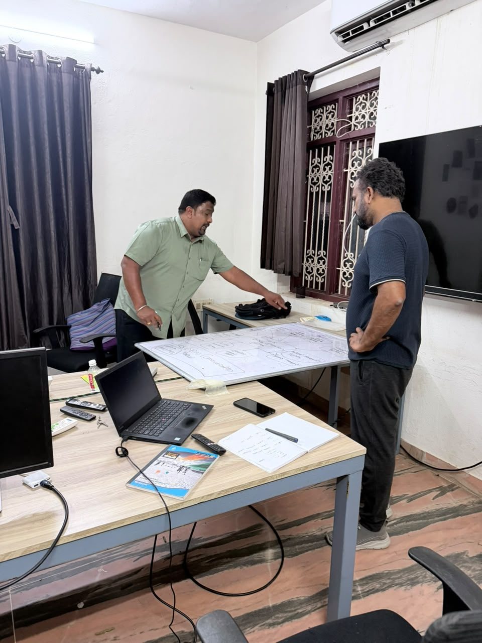 Venkatesh Kumar Pandurengan explaining a programme flow on a whiteboard